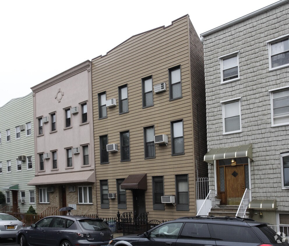 Primary Photo - 139 Devoe St