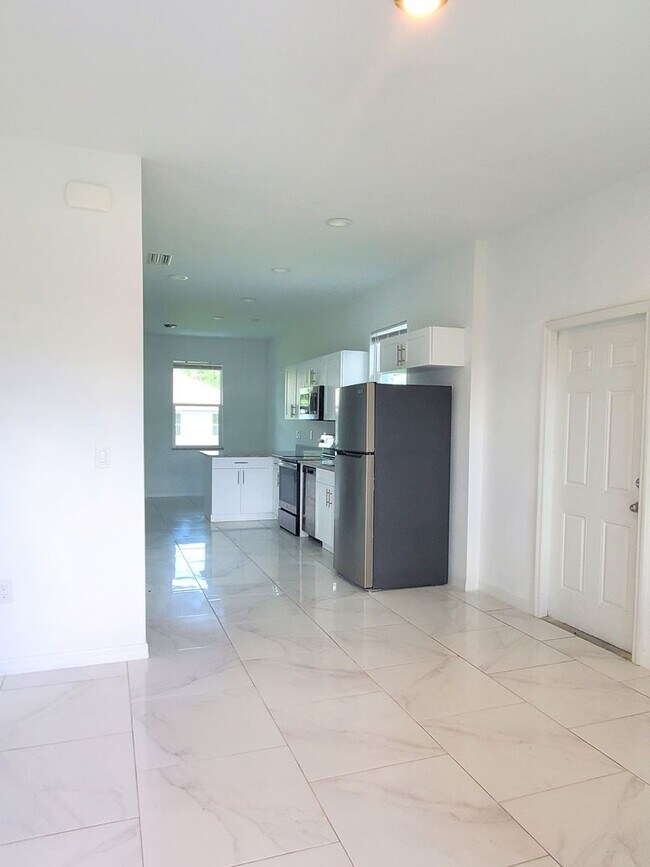 Building Photo - Great Location in Lehigh Acres, 3/2/1 in G...