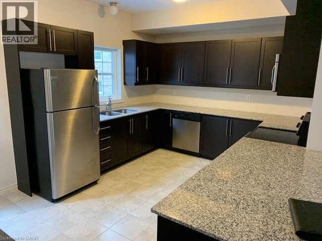 Building Photo - 352 Louisa St