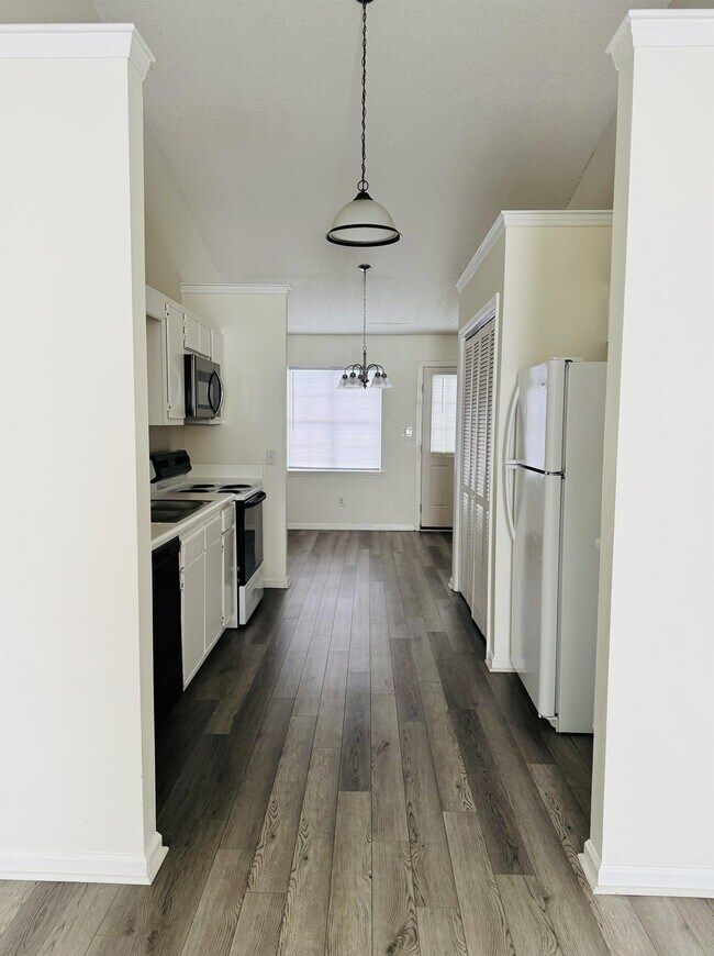 Building Photo - 2607 Bluff View Dr
