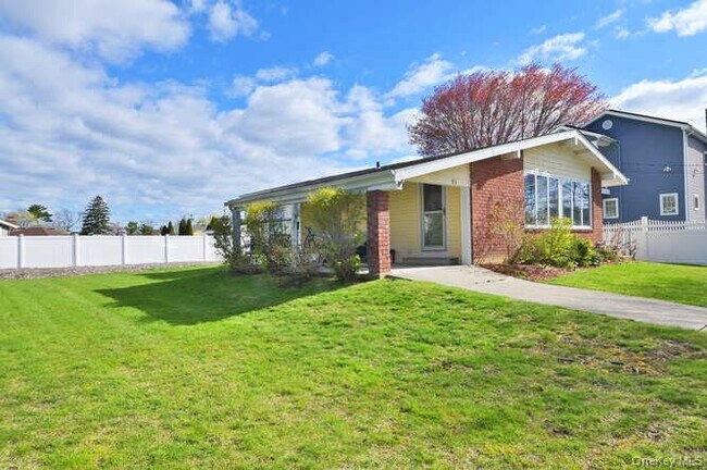 Building Photo - 10 Pickwick Dr S