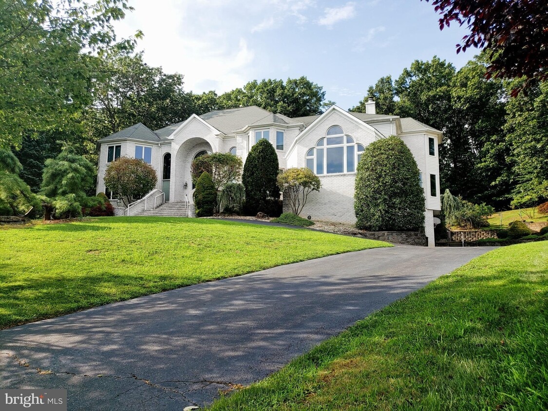 Primary Photo - 6 Forest Ct N