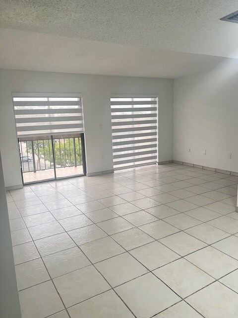 Fotografía del edificio - 5249 NW 7th St