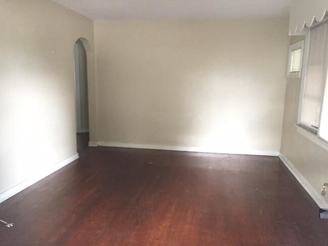 Building Photo - 2 Bedroom, 1 Bathroom Home for Rent in St Pete!