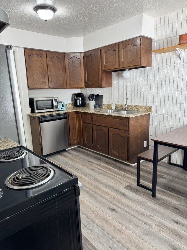 Foto principal - Charming 3-Bedroom Home with Modern Update...