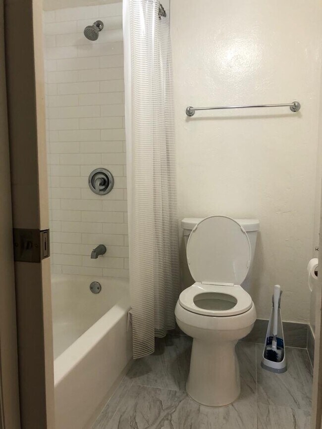 Foto del edificio - 6884 N Kendall Dr