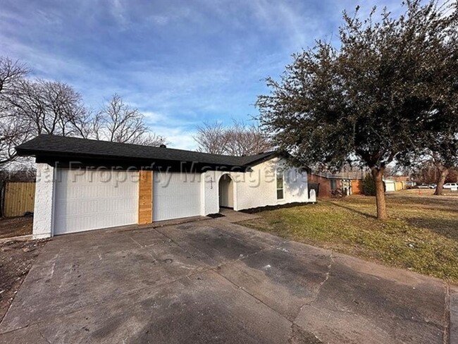 Building Photo - Fully Renovated Home in Ideal location in ...