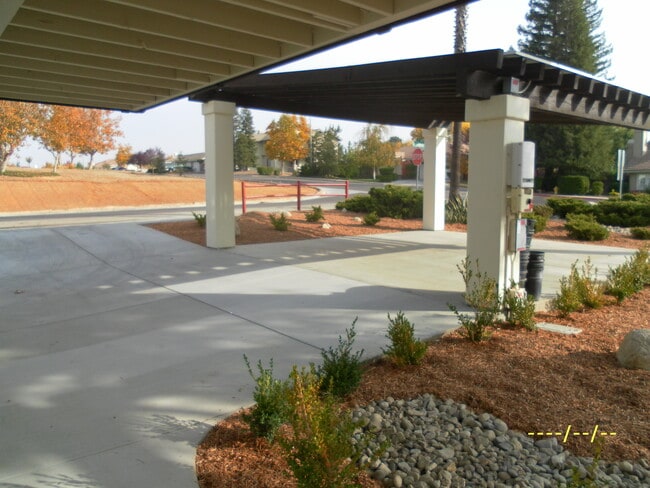 Carport and street entrance - 915 Oriole Way