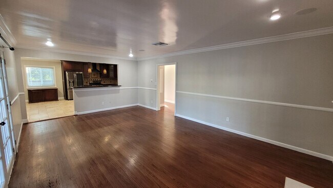 Building Photo - Move in with $2100 rent  OAC + deposit on ...