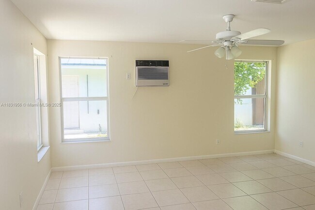 Foto del edificio - 818 SW 28th St