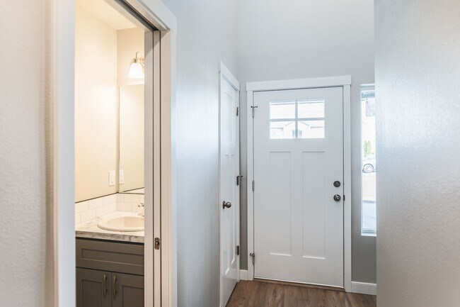 Building Photo - 3 Bed, 2.5 Bath Duplex in Royal City