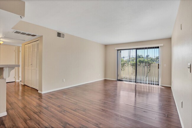 Building Photo - Sunny, spacious condo close to SDSU, shops...