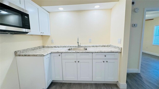 Foto del edificio - 9015 Westchester Cir