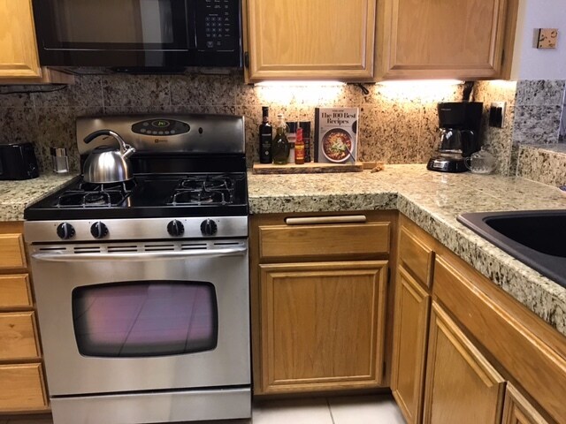 Gran espacio para cocinar, iluminación debajo de los gabinetes. - 29509 Cara Way