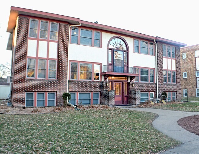 Front of Building - 2816 Xerxes Ave S