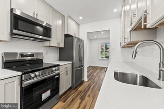 Building Photo - 8234 Stationhouse Ct