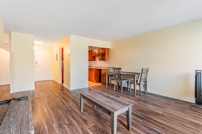Building Photo - 300 Av Lanthier