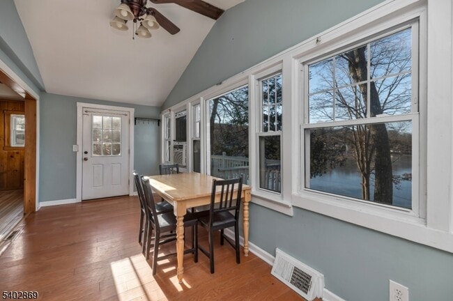 Building Photo - 103 Upper Lakeview Ave