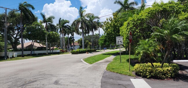 Building Photo - 207 Tropic Isle Dr