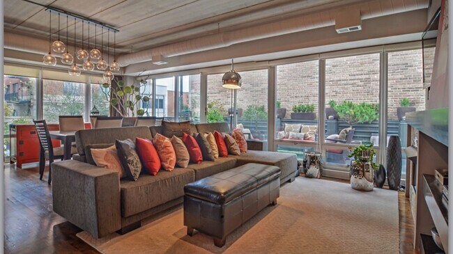 Open Living / Great Room - 1440 S Michigan Ave