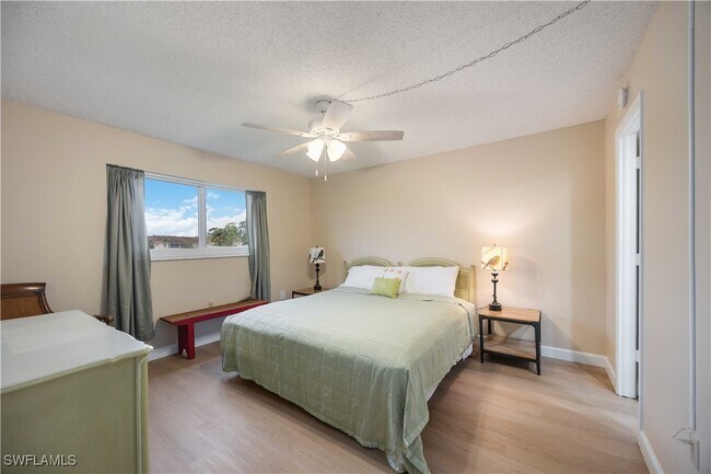 Foto del edificio - 300 Forest Lakes Blvd