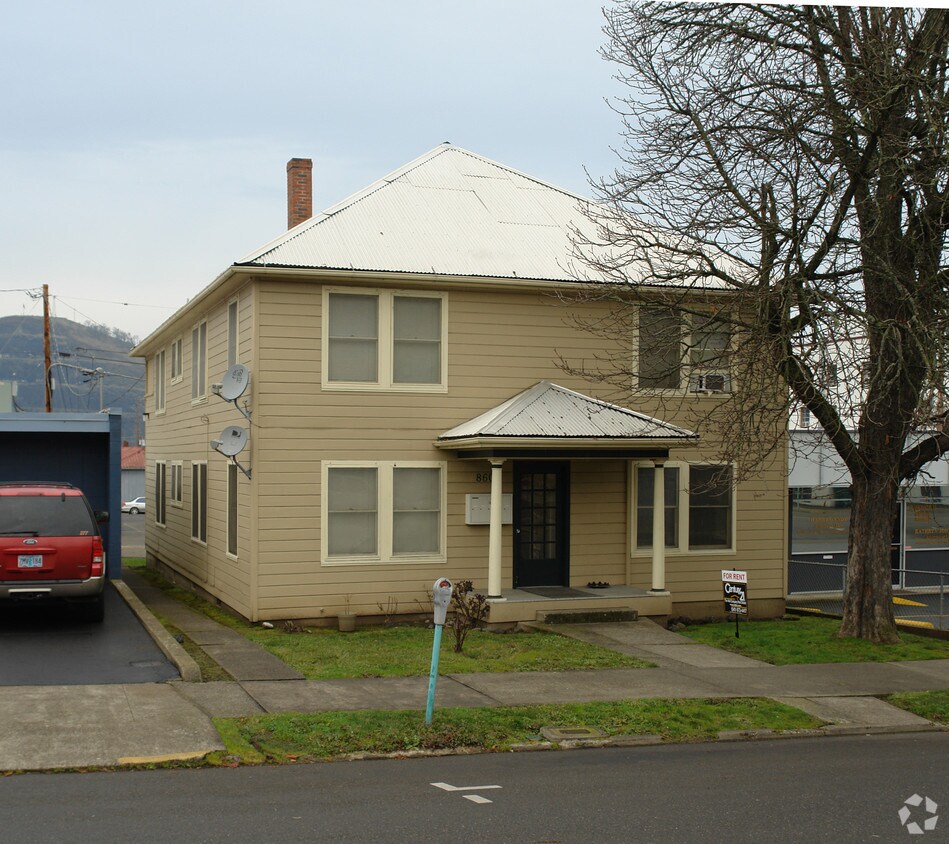 Primary Photo - 860 SE Rose St