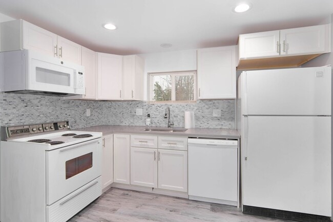 Building Photo - Fully Renovated small cozy 2 Bed 1 Bath Guest Cottage with complete updates