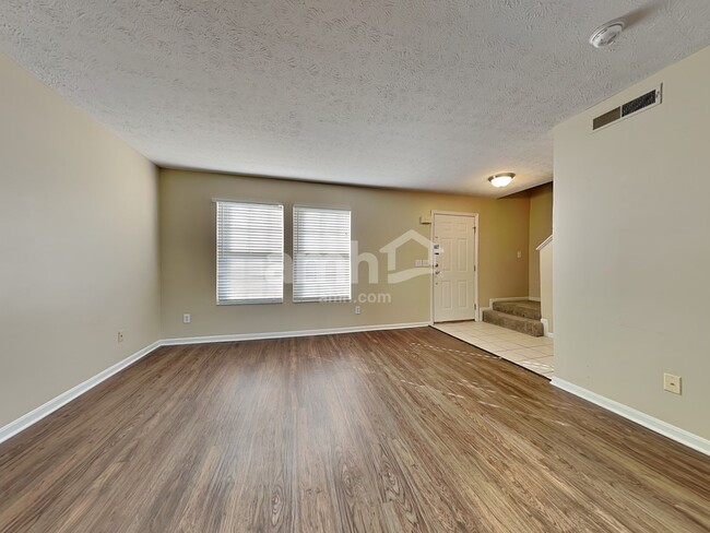 Foto del edificio - 580 Whispering Pines Pl