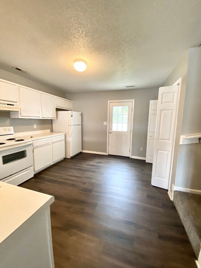 Foto del edificio - Well Maintained 2 Bedroom Townhome!