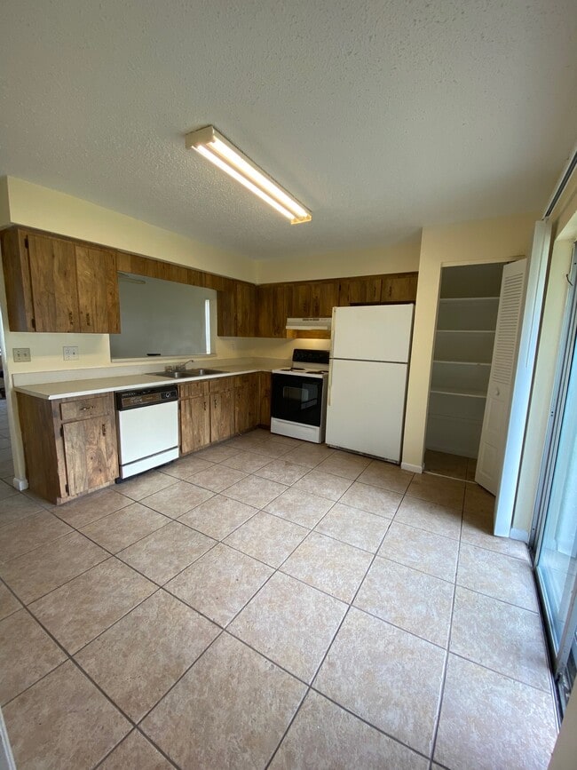 Kitchen - 1416 Peavy Ct