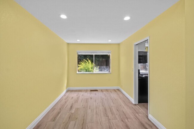 Foto del edificio - Beautifully Updated Four Bedroom Fremont Retreat w/ Views in Historic Niles