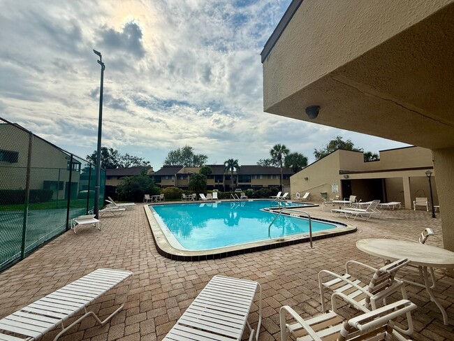 Building Photo - North St. Pete 2/2 condo