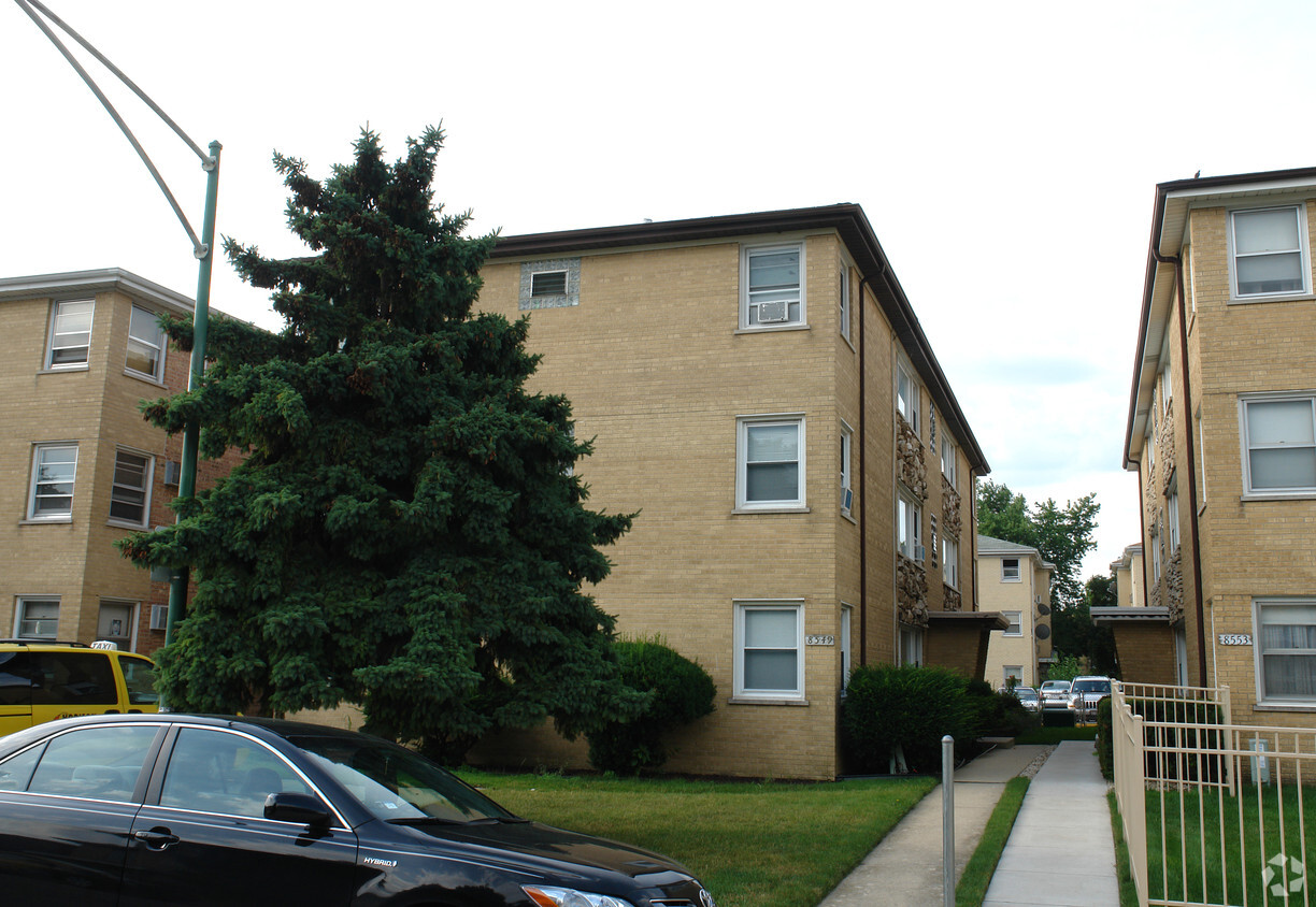 Primary Photo - 8549 W Catalpa Ave