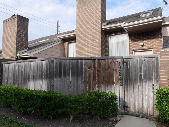 Foto del edificio - 13840 Hollowgreen Dr