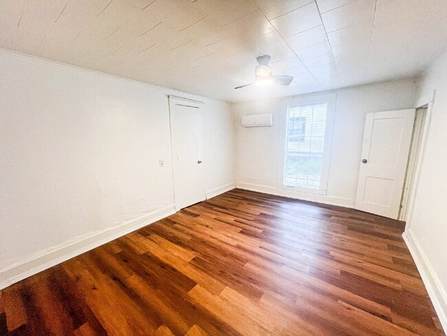 Building Photo - 307 S Rosehill Ave