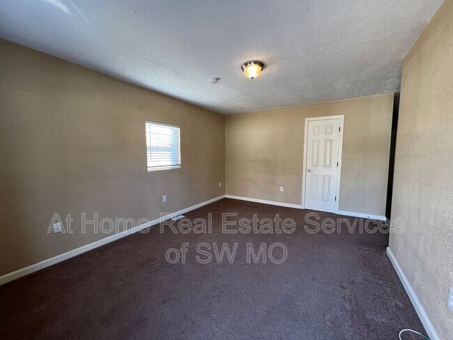 Foto del edificio - 1025 N Forest Ave