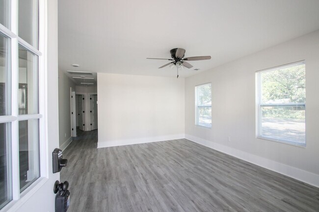 Foto del edificio - ?Move-In Special: $300 Off First Month if You Move by Feb 28, 2026!