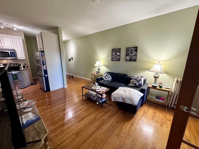 Building Photo - Updated Brighton 2 bedroom with granite co...