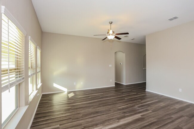 Foto del edificio - 14425 Jaycee Ln