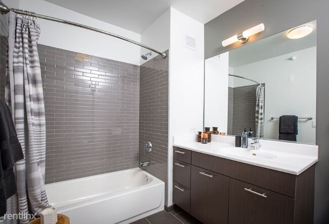 Foto del edificio - 805 N Wells St