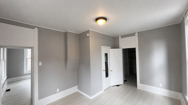 Dormitorio principal al cuarto de lavado - 715 First St