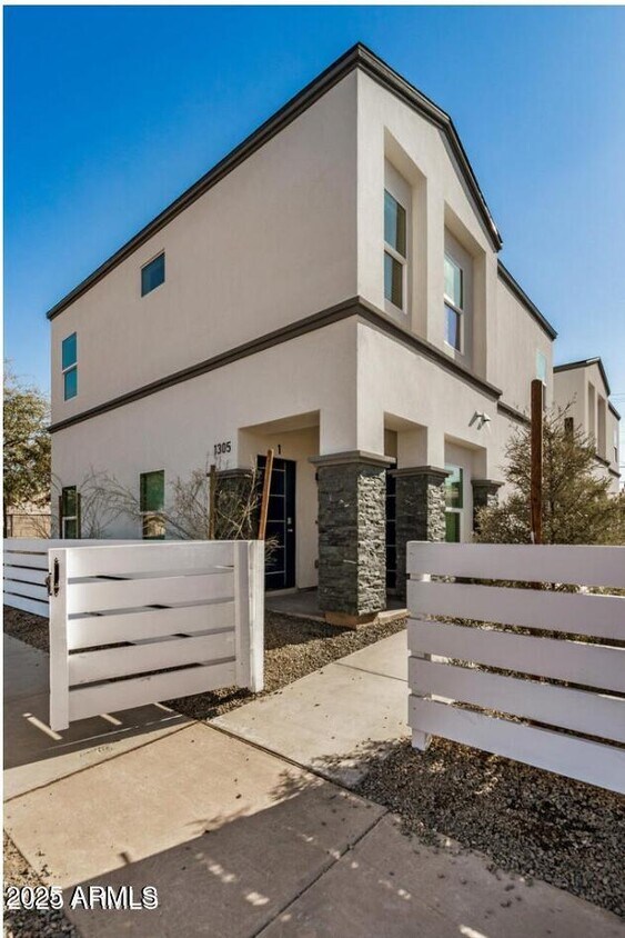 Foto principal - 1305 E Madison St