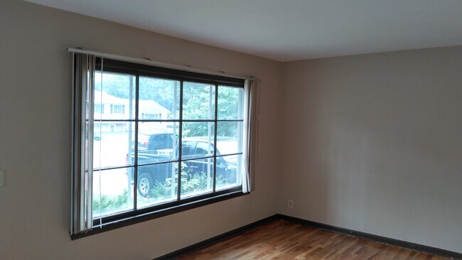 Living room - 1537 Linden St