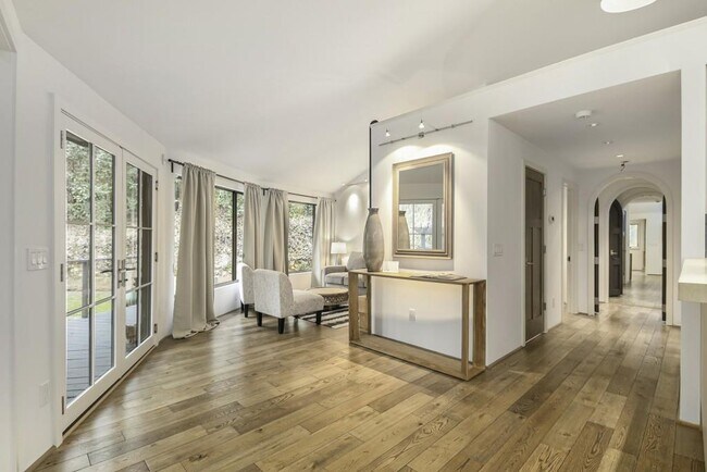 Foto del edificio - 4595 Lake Forrest Dr NE