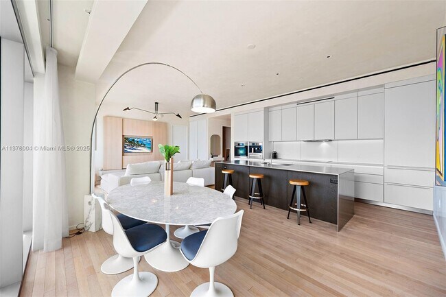 Building Photo - 2901 Collins Ave