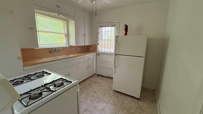 Foto del edificio - 4402 Roseland St
