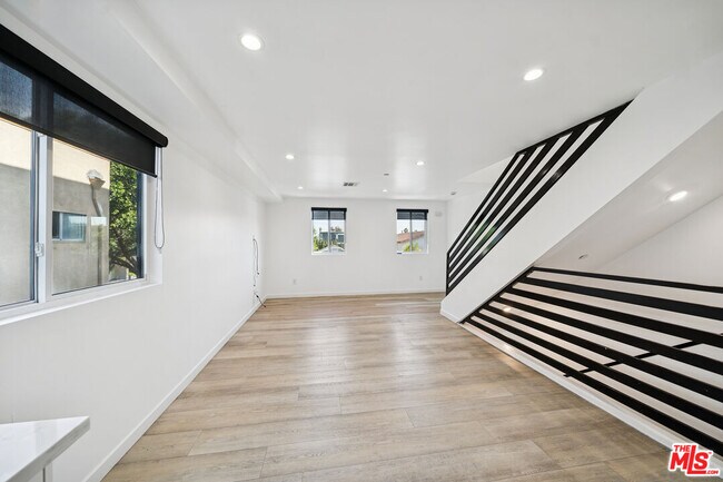 Building Photo - 837 N Harvard Blvd