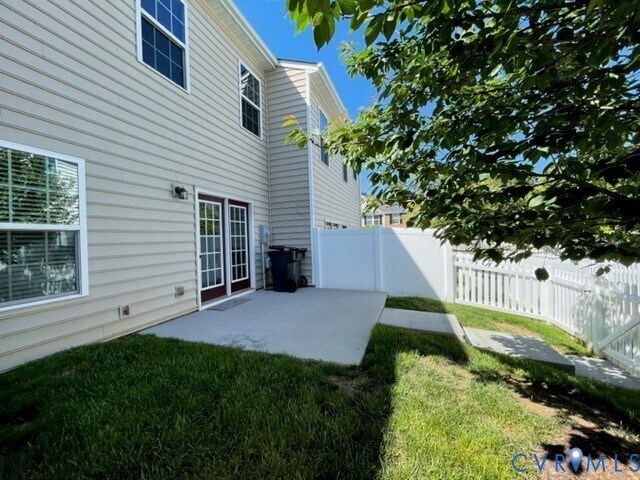 Foto del edificio - 8107 Creekside Village Dr