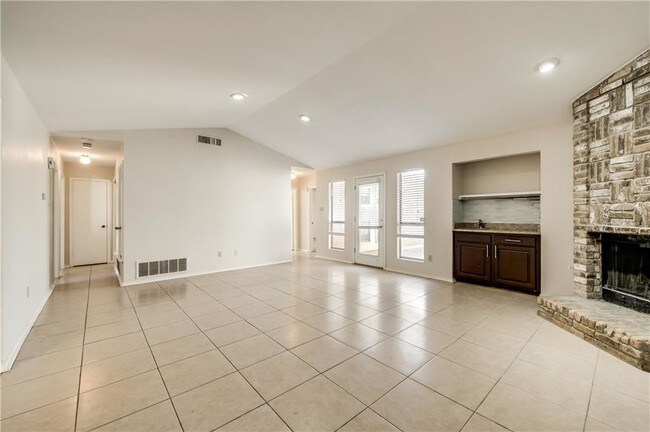 Building Photo - 2316 Woodglen Dr