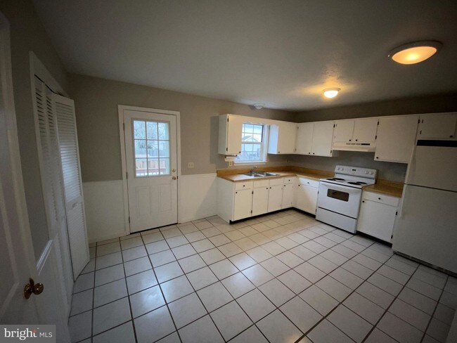 Building Photo - 226 Waterford Ln